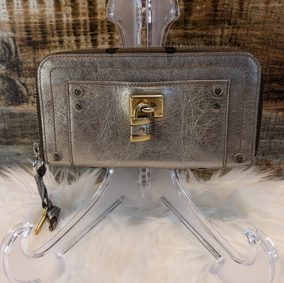 Chloe Paddington Metallic Gold Long Zippy Wallet - Picture 2 of 13
